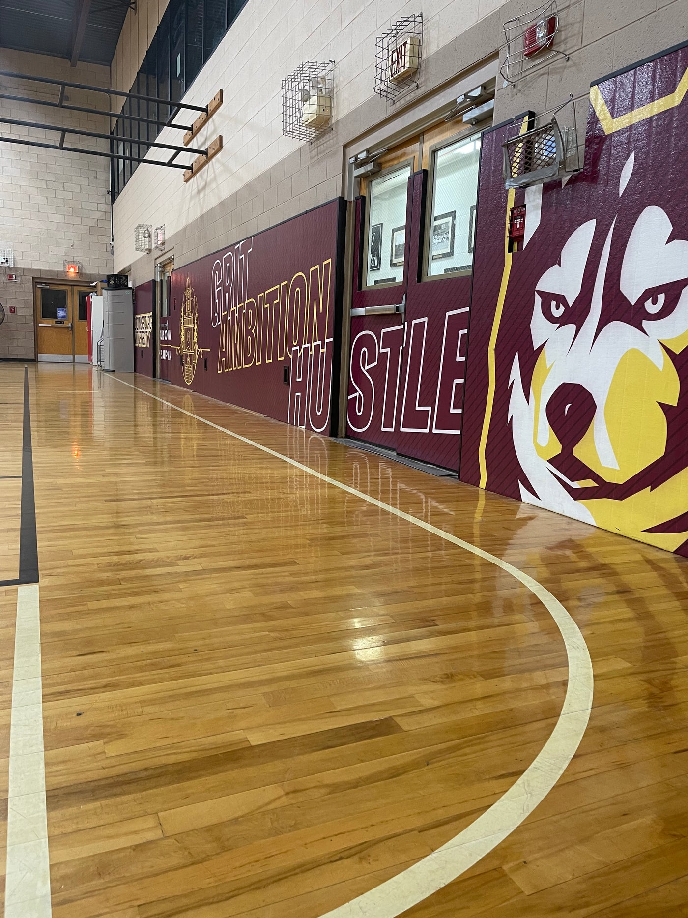 Resilite Flex 3 Wall Padding behind a Basketball court at Bloomsburg YMCA